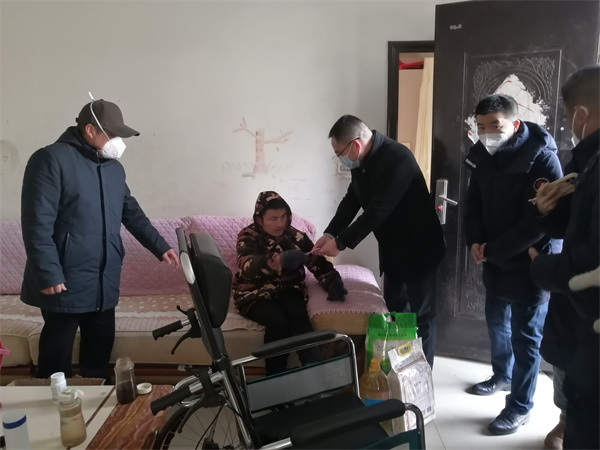 田山村慰问困难群众 1.jpg
